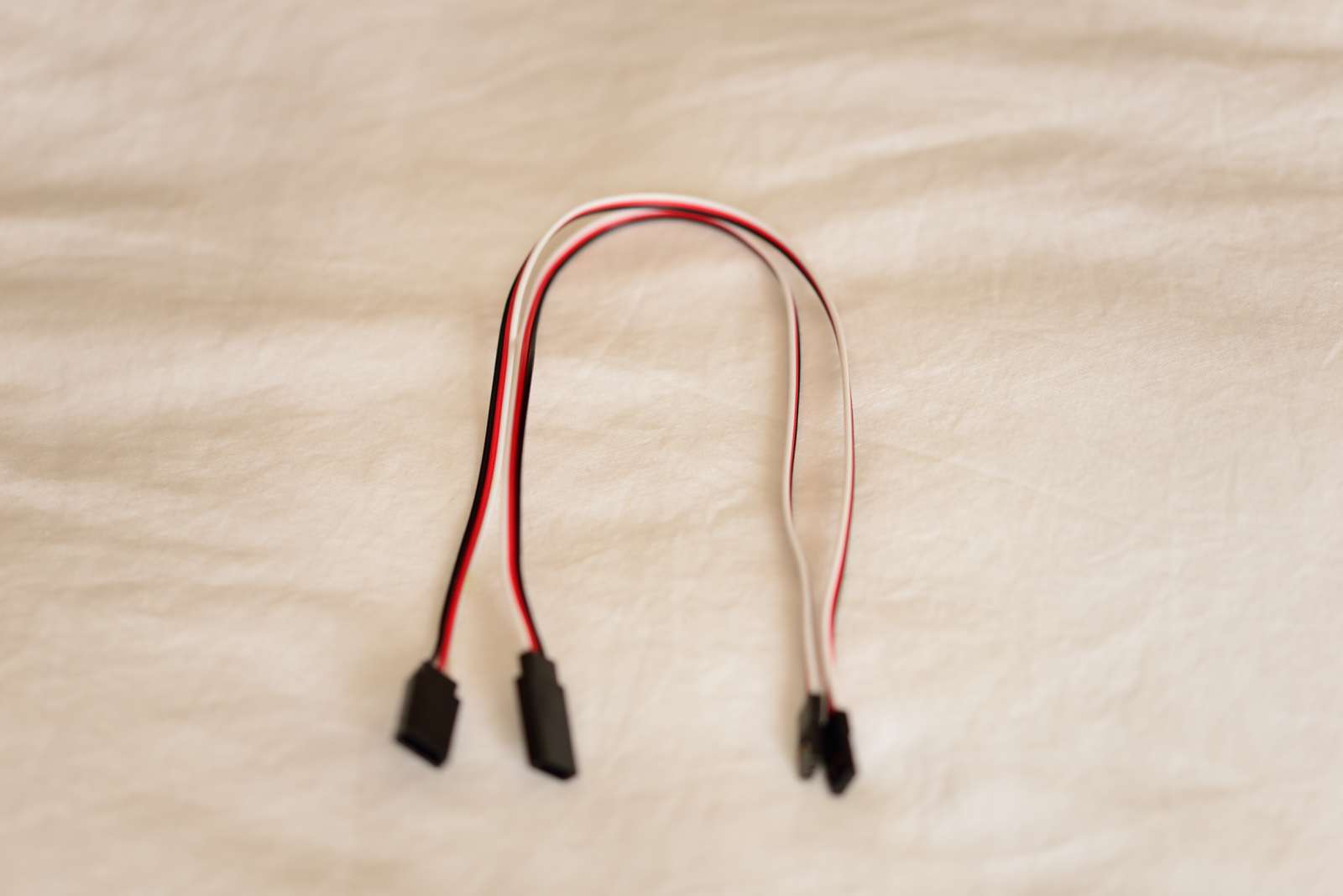 A FOUR of 300mm Futaba servo Exlension leads Moorland Supplies